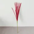 Detalle de un tallo largo de hierba de cebollino artificial roja para la decoración - Rojo