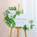 Elegantes künstliches Arrangement aus weißen Rosen und Grün für Hochzeitsschilder - Set / Weiß