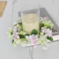 Detail van een landelijke kunstbloemenkrans kandelaar op een marmeren tafelblad - Lichtroze