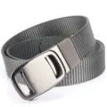 Close-up van een grijze nylon tactische riem met een matte metalen automatische gesp. - Automatische gesp gevlochten riem (0256) / Grijs