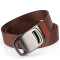 Gedetailleerd overzicht van een bruine nylon tactische riem met metalen gesp. - Automatische gesp gevlochten riem (0256) / koffiekleur