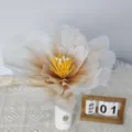 Gros plan détaillé de fleur de pivoine artificielle en tulles avec étamines jaunes et perles. - Café