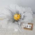 Détail de pivoine en résille artificielle, élégant décor floral gris pour mariage. - Gris