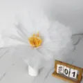 Vue détaillée de grande fleur artificielle blanche, idéale pour la décoration de mariage. - 40CM / Blanc
