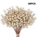 Nahaufnahme von 36 künstlichen Beerenstielen mit Goldglitzer für den Weihnachtsbaum - 36er-Pack / Champagner