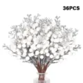 Detailansicht von 36 künstlichen weißen Frostbeeren für die Weihnachtsbaum-Dekoration - 36er-Pack / Weiß