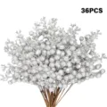 Nahaufnahme von 36 künstlichen silbernen Glitzerbeerstielen für Weihnachtsdekorationen - 36er-Pack / Silber