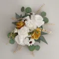 Elegante Nahaufnahme eines Hochzeitsgestecks mit weißen und goldenen Kunstrosen - Weiße Rose Empfangsblume