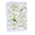 Primer plano detallado de panel de pared de rosas de seda blancas para decoración de bodas - Blanco