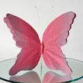 Close-up van roze 3D vlinder papieren kunst decoratie met fijne draadantennes voor etalage. - 30cm / Rozerood Gradiënt