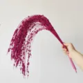 Primo piano di rami di bacche glitterate fucsia per decorazioni natalizie festive - 98CM / Rosso rosa