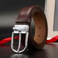 Hochwertiger dunkelbrauner Herren-Echtledergürtel mit klassischem silbernem Schnallendesign - Stil 8661 (Silberne Schließe Brauner Riemen) / 110cm
