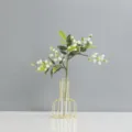 Rametto di bacche artificiali con vaso in metallo dorato per decorazione domestica. - Bianco
