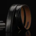 Détail d'une sangle de ceinture en cuir noir pour boucle automatique avec doublure marron - Noir / 110cm
