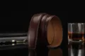 Vue détaillée d'une ceinture en cuir de vachette marron foncé avec coutures élégantes - Marron / 110cm