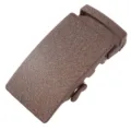 Dettaglio ravvicinato di una fibbia automatica in lega marrone per cinture da uomo - Base Magnetica Sabbiata / Marrone Sabbiato