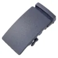 Primo piano di una fibbia automatica in lega blu navy opaca con texture per cinture uomo - Base Magnetica Sabbiata / Blu Sabbiato