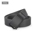 Vista detallada del cinturón de nailon gris con hebilla automática negra elegante. - Gris