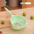 Large light green multifunctional plastic kitchen strainer colander with handle and mesh bottom - L / Green