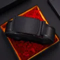 Ceinture homme en cuir noir avec boucle automatique et motif carbone dans sa boîte cadeau - Style 10