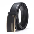Détail d'une ceinture en cuir noir pour hommes avec boucle automatique dorée - 110cm / Or Noir