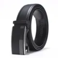 Gros plan d'une ceinture en cuir noir pour homme avec une boucle automatique rayée - 110cm / Argent Noir