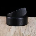 Gros plan sur la texture grainée d'une ceinture en cuir noir pour homme sans boucle - Style à Double Bord Enveloppé (Sans Boucle) / 120cm / Noir