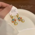 Dettaglio ravvicinato di orecchini nuvola in smalto colorato con perla e cartellino argento - Stile Nuvola di Buon Auspicio Multicolore (R5074)