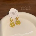 Vista ravvicinata di orecchini a cerchio smaltati in stile vintage color oro - Stile Fiore Verde e Rosa (R5075)