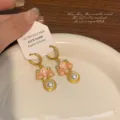 Dettaglio degli orecchini a nuvola in smalto rosa con perla e cartellino in argento S925. - Stile Perla Nuvola Rosa (R5072)