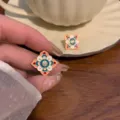 Dettaglio ravvicinato di orecchini vintage in smalto con motivo a nuvola. - Stile Fiore Quadrato (R5068)