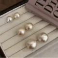 Eleganti orecchini a perno con perle color crema in un vassoio per gioielli - Perla di Cotone 14mm