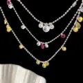Dettaglio ravvicinato di collana a più strati con perline d'argento e zirconi - Collana Retrattile a Goccia d'Acqua (R0164) / Rosso rosa