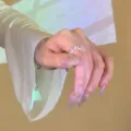 Set anello zircone a goccia d'acqua e bracciale di perle da donna, dettaglio SKU. - Anello Retrattile a Goccia d'Acqua (R1821) / Argento