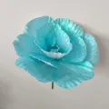 Primer plano de peonía artificial azul iridiscente, perfecta para decoración de escenarios y atrezzo. - 45cm / Azul Hielo
