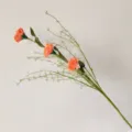 Détail d'un bouquet de trois œillets artificiels corail pour la décoration intérieure - Rouge Orangé