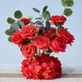 Gros plan détail arrangement floral de roses rouges artificielles avec feuilles d'eucalyptus. - 50cm / Rouge