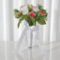 Künstlicher Brautstrauß mit rosa und weißen Rosen, Schleierkraut und weißer Schleife - Schleierkraut Stil