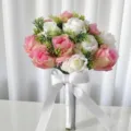 Detailansicht eines künstlichen Brautstraußes mit rosa und weißen Rosen und Satinschleife - 手感玫瑰款