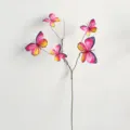 Detailansicht eines realistischen rosa und gelben Schmetterlingszweigs für Hochzeitsdeko - 70cm (5-Kopf) / Fuchsia