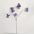 Detailansicht eines künstlichen Zweiges mit fünf lila Schmetterlingen für Hochzeiten - 70cm (5-Kopf) / Lila
