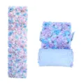 Détail rapproché du chemin de fleurs artificielles bleu et violet avec support en tissu - Bleu Violet Bonbon