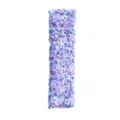 Dettaglio del muro di fiori di seta viola e blu per lo sfondo della decorazione nuziale - Blu Viola Caramella
