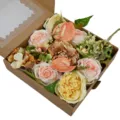 Vue détaillée de la boîte de fleurs en soie avec roses et pivoines dans une boîte kraft - Mélange Rose et Brun