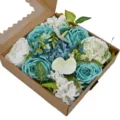 Vue détaillée d'une boîte cadeau de fleurs artificielles avec roses sarcelle et pivoines - Bleu et Blanc