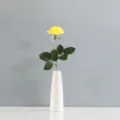 Rose artificielle jaune réaliste avec feuilles vertes dans un vase blanc minimaliste - Jaune