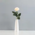 Rose artificielle élégante de couleur crème dans un vase minimaliste en céramique blanche - Champagne