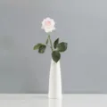 Élégante rose artificielle rose avec texture dans un vase blanc minimaliste - Rose avec bordure violette