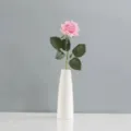 Vue détaillée d'une rose rose artificielle dans un vase blanc minimaliste - Rose Nuage