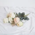 Elegante ramo de rosas y hortensias artificiales color champán para decorar - Champán